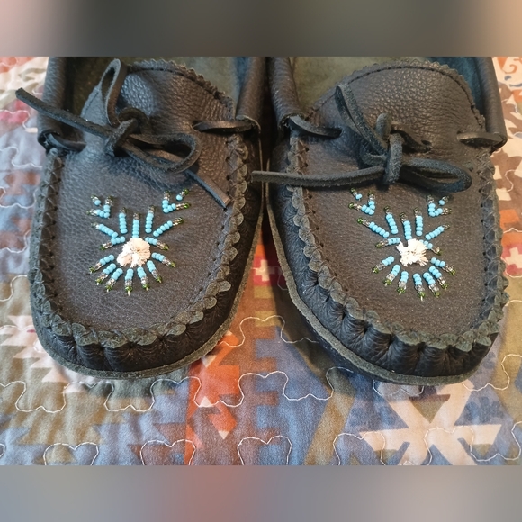 Vintage Beaded Moccasins Hide Leather Size 10 Black Handcrafted Slippers - Picture 8 of 13